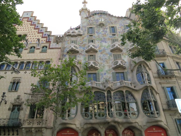Испания, Барселона, дом Бальо – знаменитое творение Антонио Гауди